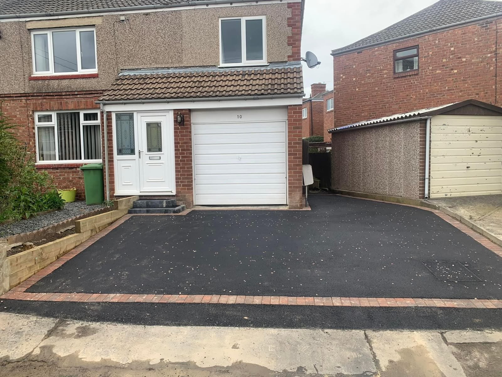 Tarmac: Tarmac driveway laid and machine-rolled by JP Driveways & Landscaping in the North East: project 9